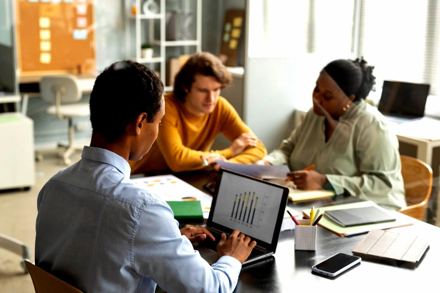 Gráficos comparativos de rendimiento empresarial antes y después